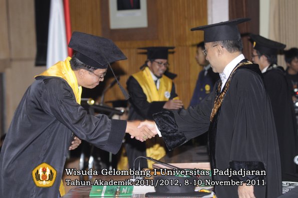 wisuda-program-doktor-oleh-rektor-026