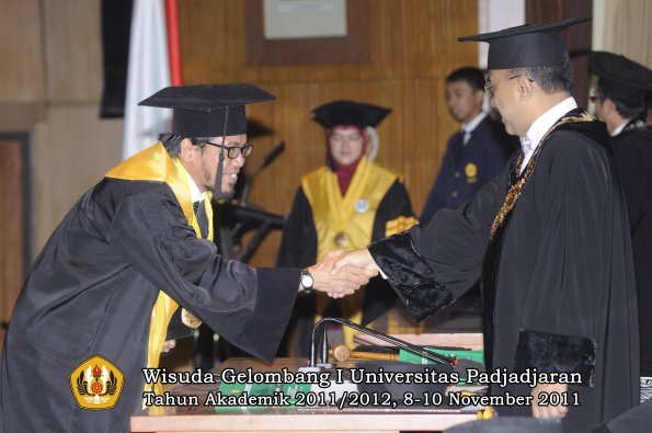 wisuda-program-doktor-oleh-rektor-027