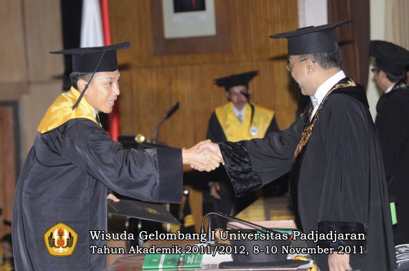 wisuda-program-doktor-oleh-rektor-033