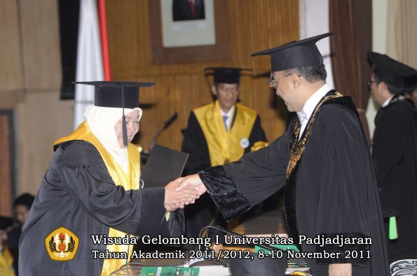 wisuda-program-doktor-oleh-rektor-035