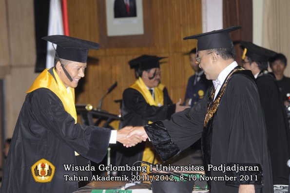 wisuda-program-doktor-oleh-rektor-036
