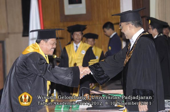 wisuda-program-doktor-oleh-rektor-037
