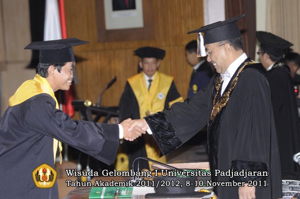 wisuda-program-doktor-oleh-rektor-038