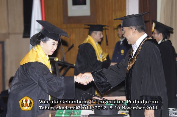 wisuda-program-doktor-oleh-rektor-040