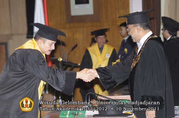 wisuda-program-doktor-oleh-rektor-041
