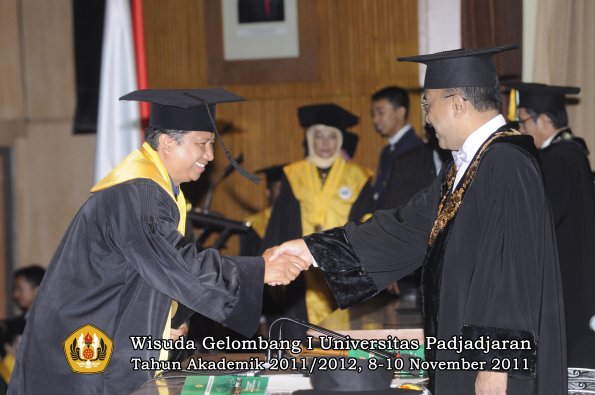 wisuda-program-doktor-oleh-rektor-042