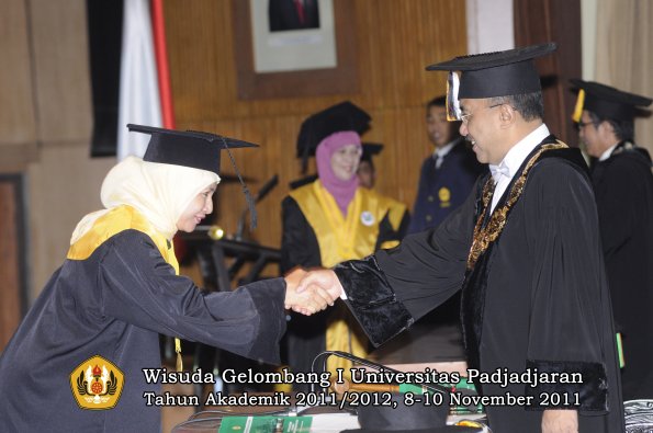 wisuda-program-doktor-oleh-rektor-043
