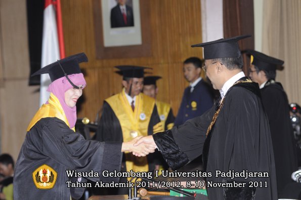 wisuda-program-doktor-oleh-rektor-044