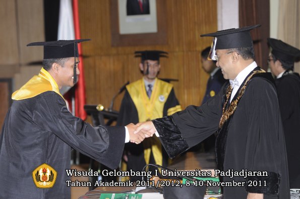 wisuda-program-doktor-oleh-rektor-045