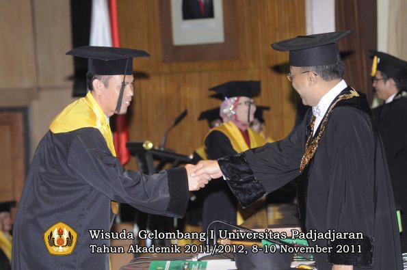 wisuda-program-doktor-oleh-rektor-046