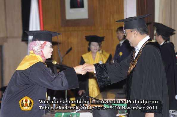 wisuda-program-doktor-oleh-rektor-047