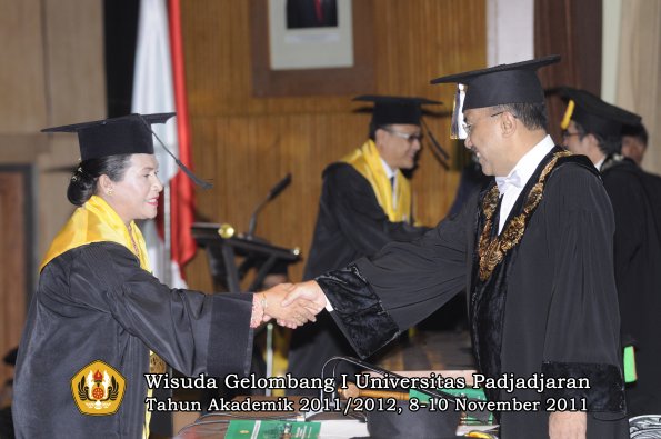 wisuda-program-doktor-oleh-rektor-048