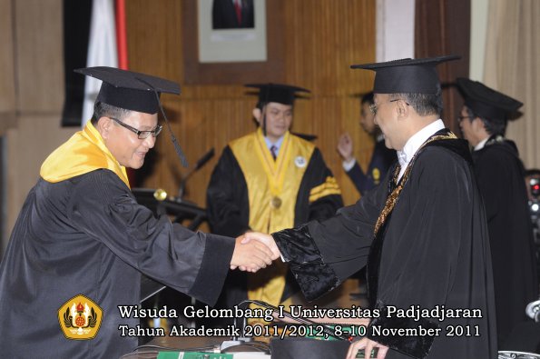 wisuda-program-doktor-oleh-rektor-052