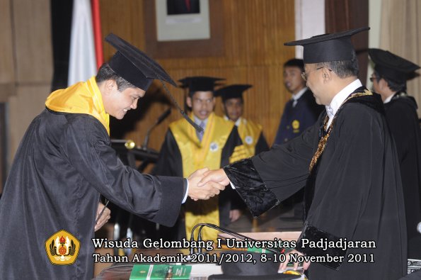 wisuda-program-doktor-oleh-rektor-053
