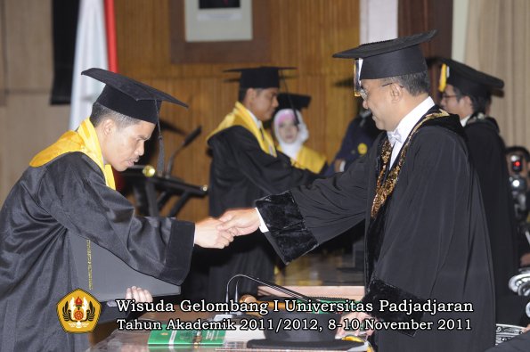 wisuda-program-doktor-oleh-rektor-054