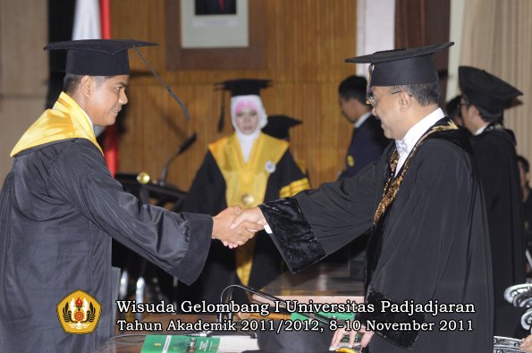 wisuda-program-doktor-oleh-rektor-055
