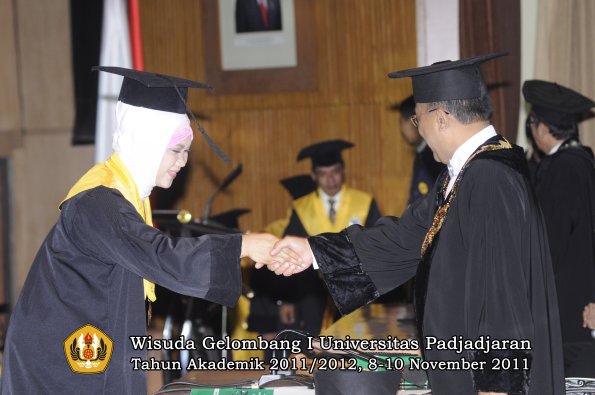 wisuda-program-doktor-oleh-rektor-056
