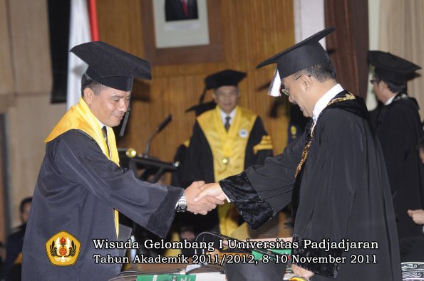 wisuda-program-doktor-oleh-rektor-057