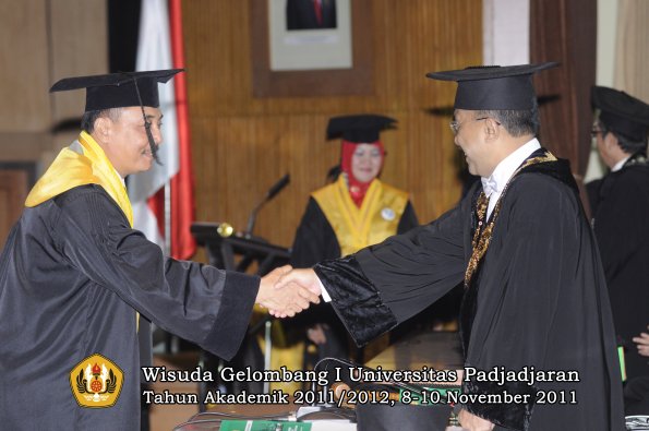 wisuda-program-doktor-oleh-rektor-064