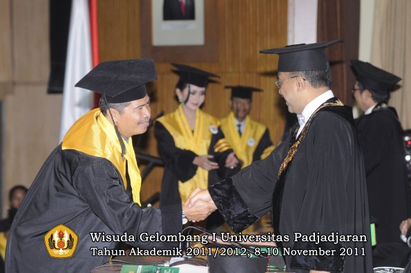 wisuda-program-doktor-oleh-rektor-071