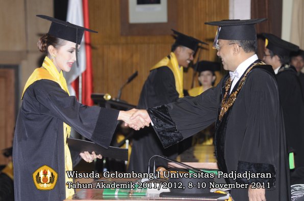 wisuda-program-doktor-oleh-rektor-072