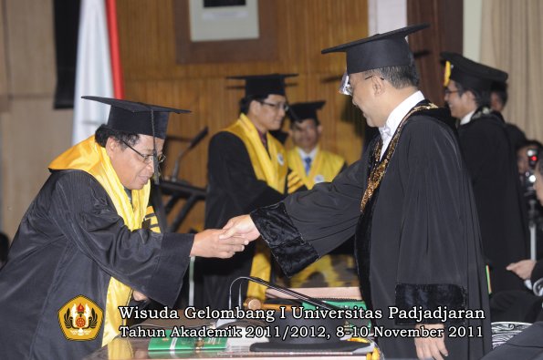 wisuda-program-doktor-oleh-rektor-075