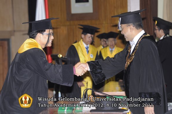 wisuda-program-doktor-oleh-rektor-076