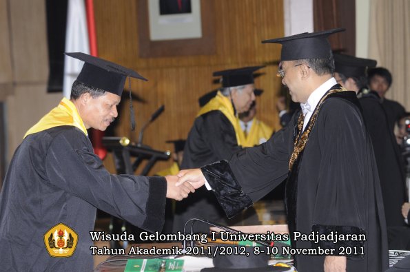wisuda-program-doktor-oleh-rektor-077