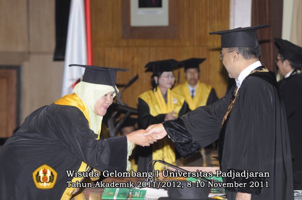 wisuda-program-doktor-oleh-rektor-083
