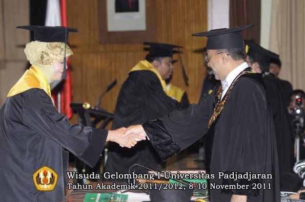 wisuda-program-doktor-oleh-rektor-089