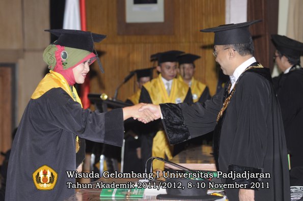 wisuda-program-doktor-oleh-rektor-096