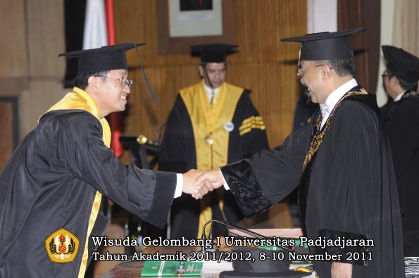 wisuda-program-doktor-oleh-rektor-098