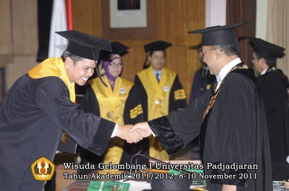 wisuda-program-doktor-oleh-rektor-099