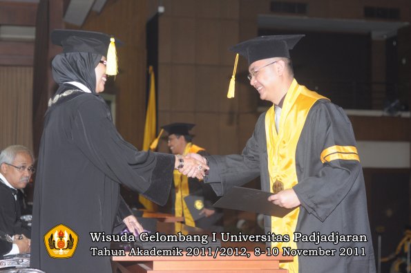 wisuda-fakultas-ekonomi-dan-bsnis-oleh-dekan-047