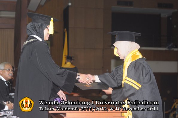 wisuda-fakultas-ekonomi-dan-bsnis-oleh-dekan-048