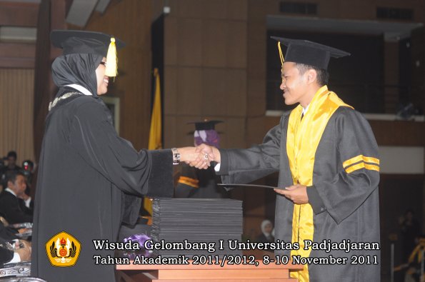 wisuda-fakultas-ekonomi-dan-bsnis-oleh-dekan-060