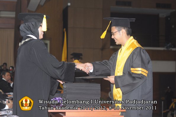wisuda-fakultas-ekonomi-dan-bsnis-oleh-dekan-061