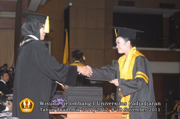 wisuda-fakultas-ekonomi-dan-bsnis-oleh-dekan-066