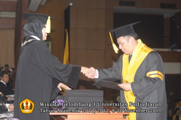 wisuda-fakultas-ekonomi-dan-bsnis-oleh-dekan-070