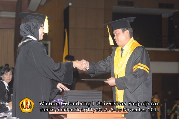 wisuda-fakultas-ekonomi-dan-bsnis-oleh-dekan-073