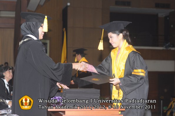 wisuda-fakultas-ekonomi-dan-bsnis-oleh-dekan-074