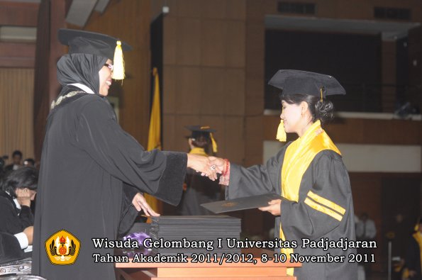 wisuda-fakultas-ekonomi-dan-bsnis-oleh-dekan-076
