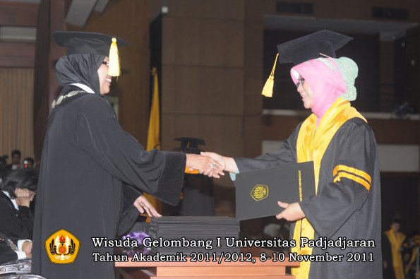 wisuda-fakultas-ekonomi-dan-bsnis-oleh-dekan-077