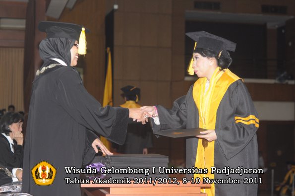 wisuda-fakultas-ekonomi-dan-bsnis-oleh-dekan-080