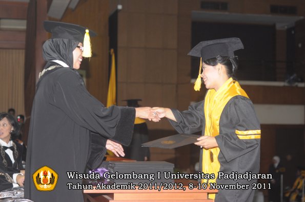 wisuda-fakultas-ekonomi-dan-bsnis-oleh-dekan-083
