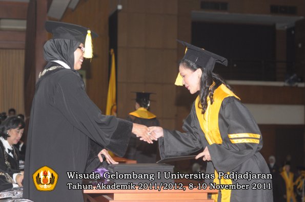 wisuda-fakultas-ekonomi-dan-bsnis-oleh-dekan-085