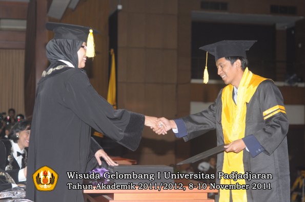 wisuda-fakultas-ekonomi-dan-bsnis-oleh-dekan-087