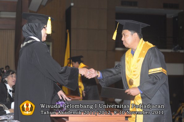 wisuda-fakultas-ekonomi-dan-bsnis-oleh-dekan-088