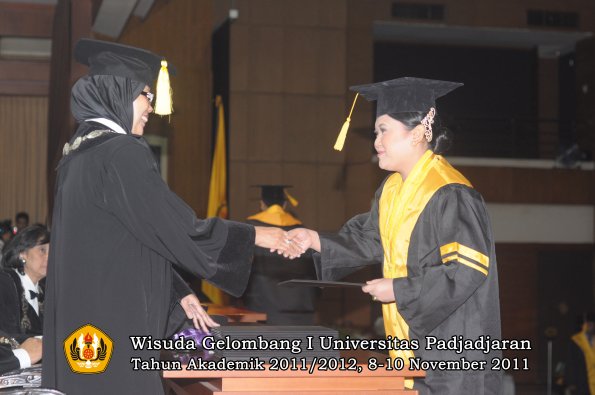 wisuda-fakultas-ekonomi-dan-bsnis-oleh-dekan-089