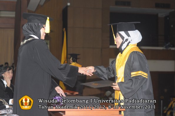 wisuda-fakultas-ekonomi-dan-bsnis-oleh-dekan-090